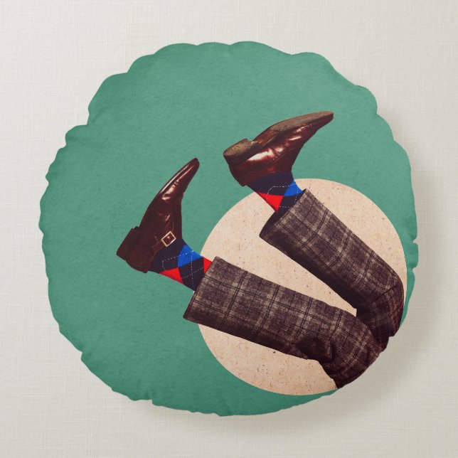 Männliche Beine, die auf pastellfarbenen geometris Rundes Kissen (Vorderseite)