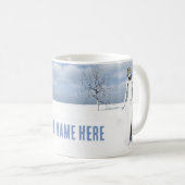 Männliche Elfe, die im Schnee spazieren. Anpassbar Kaffeetasse (VorderseiteRechts)