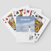 Männliche Elfe, die im Schnee spazieren. Spielkarten (Rückseite)