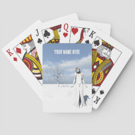 Männliche Elfe, die im Schnee spazieren. Spielkarten