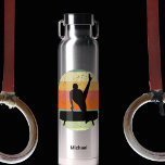 Männliche Gymnastik Male Gymnastik Sonnenuntergang Trinkflasche<br><div class="desc">Mens Gymnastics Boys Team Sunset Custom Water Flasche. Starke männliche Gymnastin auf einem Pommelpferd vor einem coolen Retro-Sonnenuntergang-Bild mit Ihrem Namen personalisiert darauf.</div>