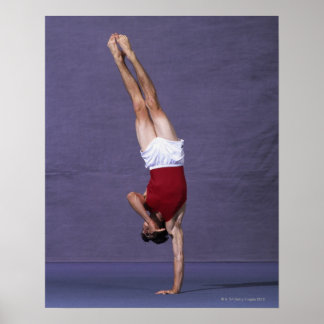Männliche Gymnastin darstellend auf der Fußbodenüb Poster