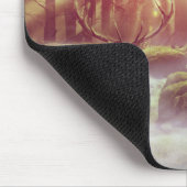 Männliche Hirsche im Misty Woods bei Sonnenaufgang Mousepad (Ecke)