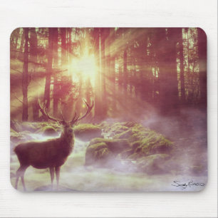 Männliche Hirsche im Misty Woods bei Sonnenaufgang Mousepad