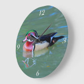 Männliche Holzente am Teich Große Wanduhr (Winkel)