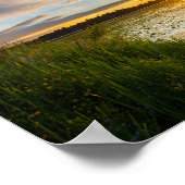 Männliche Kayaker paddling sea kayak on still wate Poster (Ecke)