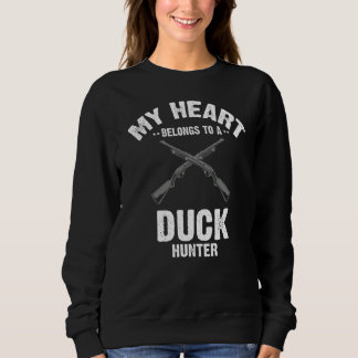 Männliche Wasservögel jagen für eine fliegende Ent Sweatshirt