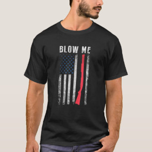 Männliche Wasservögel jagen für eine fliegende Ent T-Shirt
