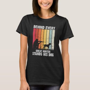 Männliche Wasservögel jagen für eine fliegende Ent T-Shirt