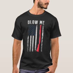 Männliche Wasservögel jagen für eine fliegende Ent T-Shirt