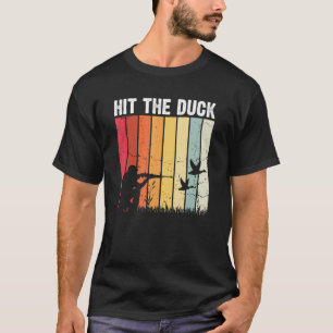Männliche Wasservögel jagen für eine fliegende Ent T-Shirt