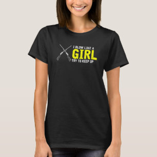 Männliche Wasservögel jagen für eine fliegende Ent T-Shirt