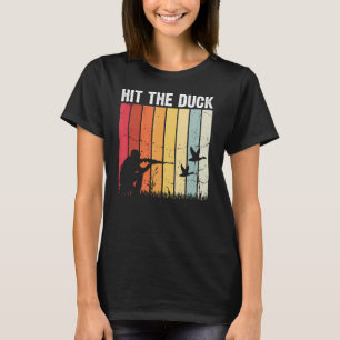 Männliche Wasservögel jagen für eine fliegende Ent T-Shirt