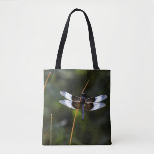 Männliche Witwe Skimmer auf einem Stock Tasche