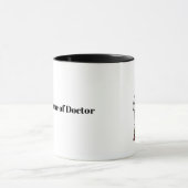 Männlicher Arzt mit Riesenspritze Tasse (Zentrum)