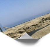 Männlicher Beachvolleyball-Spieler springt hoch un Poster (Ecke)