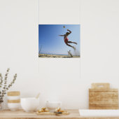 Männlicher Beachvolleyball-Spieler springt hoch un Poster (Küche)