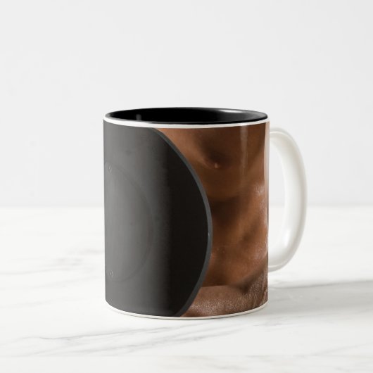 Männlicher Bodybuilder, der anhebendes Gewicht Zweifarbige Tasse (VorderseiteRechts)