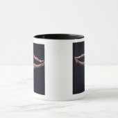 Männlicher Gymnast darstellend auf der Bodenübung Tasse (Zentrum)