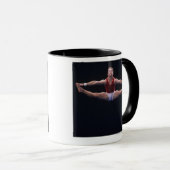 Männlicher Gymnast darstellend auf der Bodenübung Tasse (VorderseiteRechts)