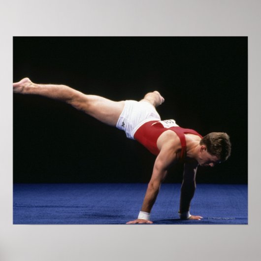 Männlicher Gymnast, der eine Routine im Boden spie Poster (Vorne)