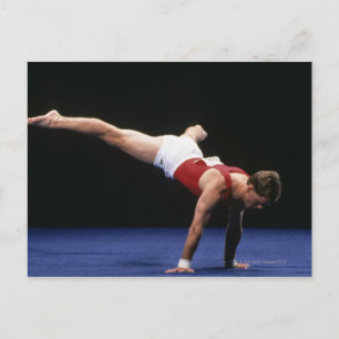 Männlicher Gymnast, der eine Routine im Boden spie Postkarte