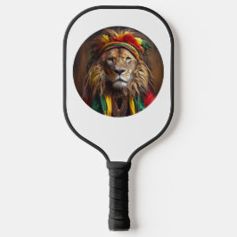 Männlicher Löwe in Rastafarian Outfit gekleidet Pickleball Schläger