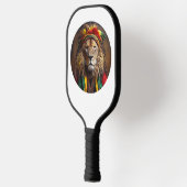 Männlicher Löwe in Rastafarian Outfit gekleidet Pickleball Schläger (Links)