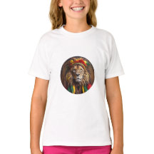 Männlicher Löwe in Rastafarian Outfit gekleidet