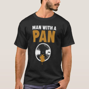 Männlicher mit einem Pan-Gold-Prospektionsbergwerk T-Shirt