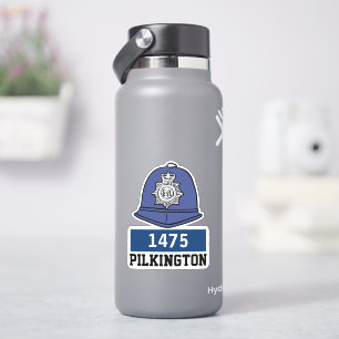 Männlicher UK-Polizeikonstablerhelm mit Namen und Aufkleber