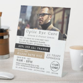 Männliches Modell, Optiker, Techniker Sockelschild (In Situ)