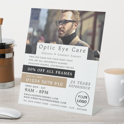 Männliches Modell, Optiker, Techniker Sockelschild (In Situ)