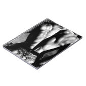 Männliches Notizbuch, das Bodybuilder in den Jeans Notizblock (Linke Seite)