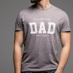 Mannschaftsdad Sportlicher personalisierter Text Tri-Blend Shirt<br><div class="desc">Dieses Team Papa Shirt ist ein perfektes Geschenk für einen neuen Papa oder Papa, der sich mit der Babydusche-Kollektion Lea Delaveris Design abstimmt. Dieses sportliche T - Shirt-Design, das sich auch gut an die Babydusche anpasst, ist mit einem "Teamnamen" in weißer Schrift, einem kühlen "Papa" und einem feststehenden Datum ausgestattet....</div>