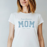 Mannschaftsmutter sportlich personalisiert blau T-Shirt<br><div class="desc">Dieses Team-Mama-Shirt wurde für die Abstimmung mit der Lea Delaveris Design Babydusche-Kollektion konzipiert und eignet sich hervorragend für eine junge Mutter oder Mutter, die es sein möchte. Dieses sportliche T - Shirt-Design, das sich auch hervorragend an die Babydusche anpasst, zeichnet sich durch einen "Teamnamen" in blauer Schrift aus, zusammen mit...</div>