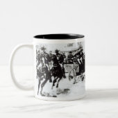 Mansarde holt in Billy das Kind, 1880 Zweifarbige Tasse (Links)