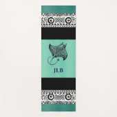 Manta Ray Polynesisches Muster Türkisgrün Monogram Yogamatte (Vorderseite)