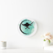 Manta Ray über türkisfarbenes Wasser Runde Wanduhr (Zuhause)