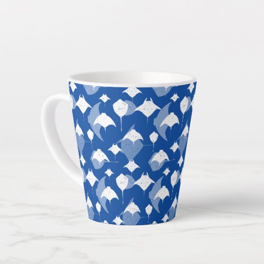 Manta Rays and Stingray Patches auf Ocean Blue Milchtasse (Linke Ecke)