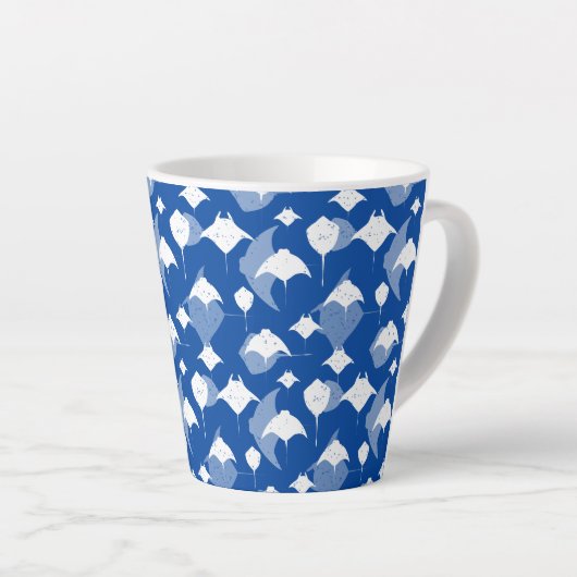 Manta Rays and Stingray Patches auf Ocean Blue Milchtasse (Rechte Ecke)