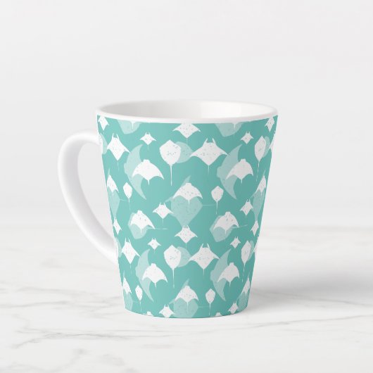Manta Rays and Stingray Pattern on Aqua Blue Milchtasse (Linke Ecke)