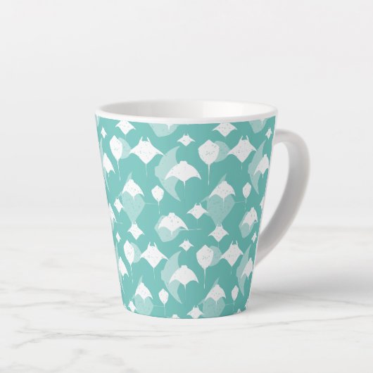 Manta Rays and Stingray Pattern on Aqua Blue Milchtasse (Rechte Ecke)