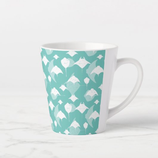 Manta Rays and Stingray Pattern on Aqua Blue Milchtasse (Rechts)