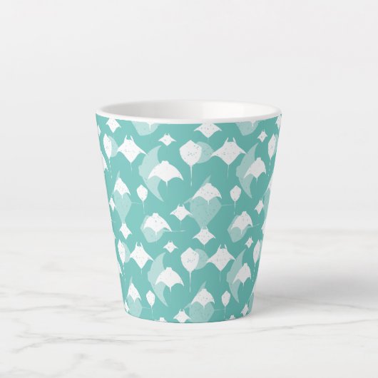 Manta Rays and Stingray Pattern on Aqua Blue Milchtasse (Vorderseite)