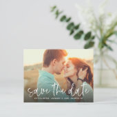 Manuelles Skript-Foto-Overlay Save the Date Ankündigungspostkarte (Stehend Vorderseite)