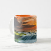 Manyar Strand am Sonnenaufgang Zweifarbige Tasse (Vorderseite Links)