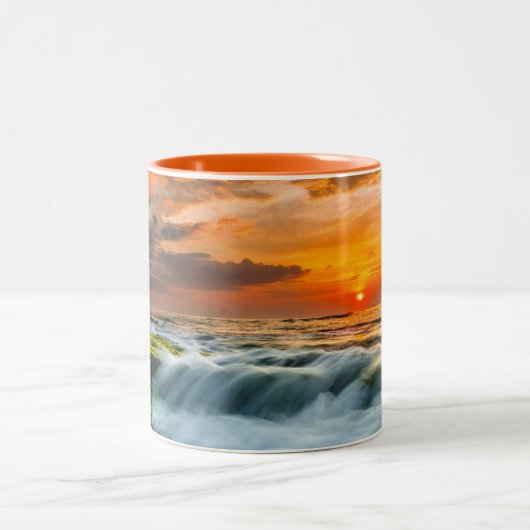 Manyar Strand am Sonnenaufgang Zweifarbige Tasse (Mittel)