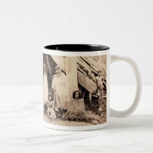 Maori- Familie, Neuseeland, c.1880s (Albumendruck) Zweifarbige Tasse