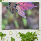 Mapleleaf Viburnum Herbstleaves und Berries Handtuch (Gefaltet)